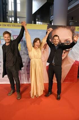 Christoph Letkowski, Jessica Schwarz und Felix Klare bei der Premiere des Kinofilms Auf der anderen Seite ist das Gras viel grüner im Metropolis Kino. Frankfurt, 05.07.2017 Foto:xR.xMurmannx xFuturexImage