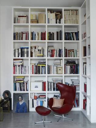 Designklassiker von Arne Jacobsen Arne Jacobsen Egg chair in corner of room with shelving in French home France  Copyright: xRichardxPowersx 14394-300-1