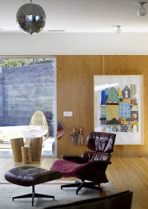 Designklassiker von Ray und Charles Eames Leather Eames chair in living room of USA home USA  Copyright: xRichardxPowersx 14400-150-1