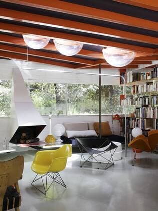 Designklassiker von Arne Jacobsen Designer furniture seating in contemporary living room in Spanish home Spain  Copyright: xRichardxPowersx 14438-310-1