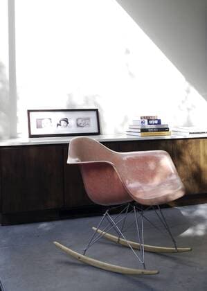 Designklassiker von Ray und Charles Eames Red Eames rocker in USA home USA  Copyright: xRichardxPowersx 14440-270-1
