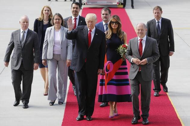 Bilder des Tages vl Donald Trump (Präsident Vereinigte Staaten von Amerika), First Lady Melania Trump, Hamburgs Bürgermeister Olaf Scholz. from left: Donald Trump (President Uinted States of America, USA), Melania Trump Hamburg s major Olaf Scholz; Trump grüßt, Trump greets, News, Politik, Ankunft der G20-Regierungschefs am Flughafen Hamburg (HAM), xtgx