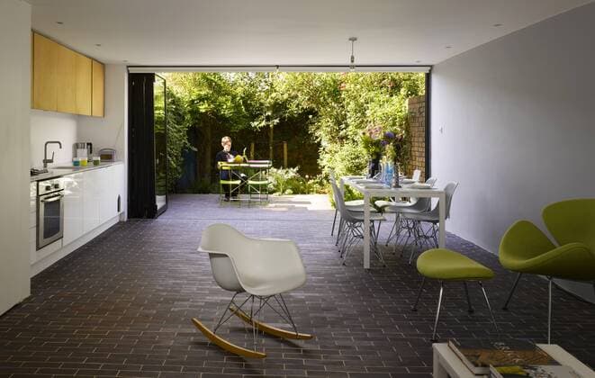 Designklassiker von Ray und Charles Eames Dominic McKenzie is the new single space interior of his 1960s house London London United Kingdom  Copyright: xWillxPrycex 15026-80-1