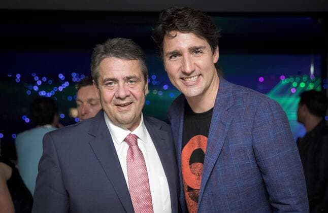Bundesaussenminister Sigmar Gabriel (l), SPD, nimmt am Global Citizen Concert in der Barclaycard-Arena im Rahmen des G20-Gipfels, teil und trifft Justin Trudeau, Kanadischer Premierminister. 06.07.2017, Hamburg. Hamburg Deutschland Copyright: xIngaxKjerx