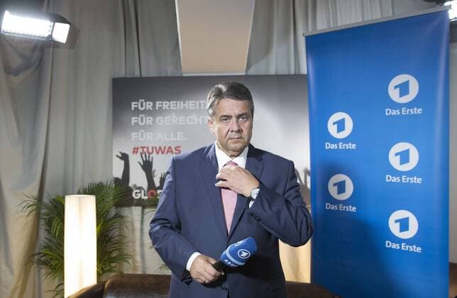 Bundesaussenminister Sigmar Gabriel, SPD, nimmt am Global Citizen Concert in der Barclaycard-Arena im Rahmen des G20-Gipfels, teil und bereitet sich auf ein Interview vor. 06.07.2017, Hamburg. Hamburg Deutschland Copyright: xIngaxKjerx