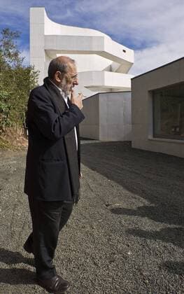 Architektur von Alvaro Siza Vieira Alvaro Siza Vieira outside Ibere Camargo Museum, Porto Alegre, Brazil. Porto Alegre Brazil  Copyright: xFernandoxAldax 31632-1180-1