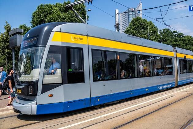 Eine Straßenbahn der Leipziger Verkehrsbetriebe (LVB) in der Innenstadt der Messestadt.