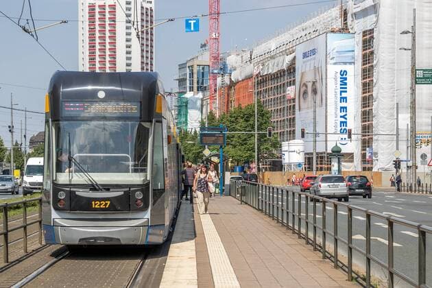 Eine Straßenbahn der Leipziger Verkehrsbetriebe (LVB) in der Innenstadt der Messestadt.