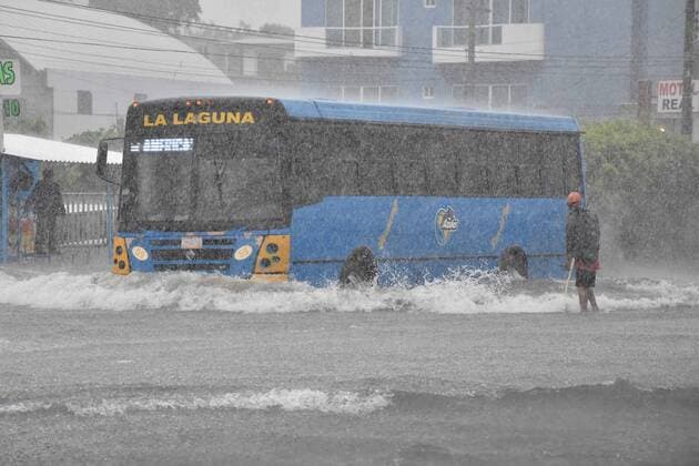 July 7, 2017 - Mexico - EUM20170707SOC01.JPG.VERACRUZ, Ver., RainsLluvias-Veracruz.- Ante las constantes lluvias en la region de Veracruz y Boca del Rio, el ejercito mexicano activo el plan DN III para evacuar habitantes de las colonias bajas de la zona, ya que ademas de calles y avenidas anegadas se han presentado deslaves este 7 de julio de 2017. Foto: Agencia EL UNIVERSALAFBV Mexico  - ZUMAu78_ 20170707_zaf_u78_025 Copyright: xElxUniversalx