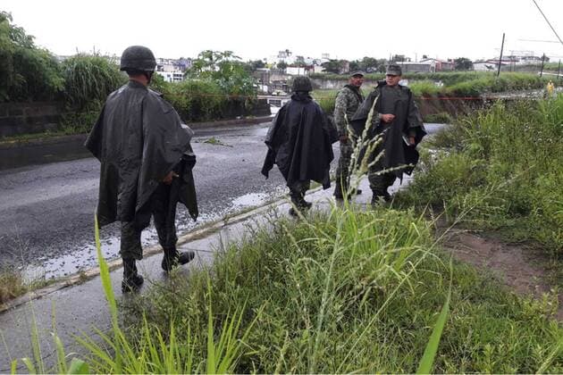 July 7, 2017 - Mexico - EUM20170707SOC05.JPG.VERACRUZ, Ver., RainsLluvias-Veracruz.- Ante las constantes lluvias en la region de Veracruz y Boca del Rio, el ejercito mexicano activo el plan DN III para evacuar habitantes de las colonias bajas de la zona, ya que ademas de calles y avenidas anegadas se han presentado deslaves este 7 de julio de 2017. Foto: Agencia EL UNIVERSALAFBV Mexico  - ZUMAu78_ 20170707_zaf_u78_028 Copyright: xElxUniversalx