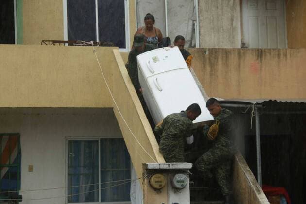 July 7, 2017 - Mexico - EUM20170707SOC06.JPG.VERACRUZ, Ver., RainsLluvias-Veracruz.- Ante las constantes lluvias en la region de Veracruz y Boca del Rio, el ejercito mexicano activo el plan DN III para evacuar habitantes de las colonias bajas de la zona, ya que ademas de calles y avenidas anegadas se han presentado deslaves este 7 de julio de 2017. Foto: Agencia EL UNIVERSALAFBV Mexico  - ZUMAu78_ 20170707_zaf_u78_029 Copyright: xElxUniversalx