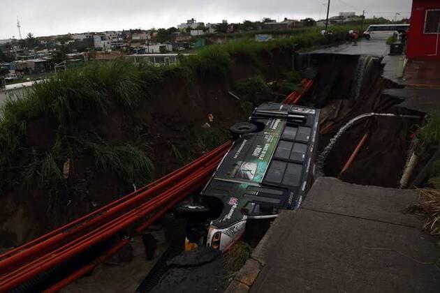 July 7, 2017 - Mexico - EUM20170707SOC08.JPG.VERACRUZ, Ver., RainsLluvias-Veracruz.- Ante las constantes lluvias en la region de Veracruz y Boca del Rio, el ejercito mexicano activo el plan DN III para evacuar habitantes de las colonias bajas de la zona, ya que ademas de calles y avenidas anegadas se han presentado deslaves este 7 de julio de 2017. Foto: Agencia EL UNIVERSALAFBV Mexico  - ZUMAu78_ 20170707_zaf_u78_030 Copyright: xElxUniversalx