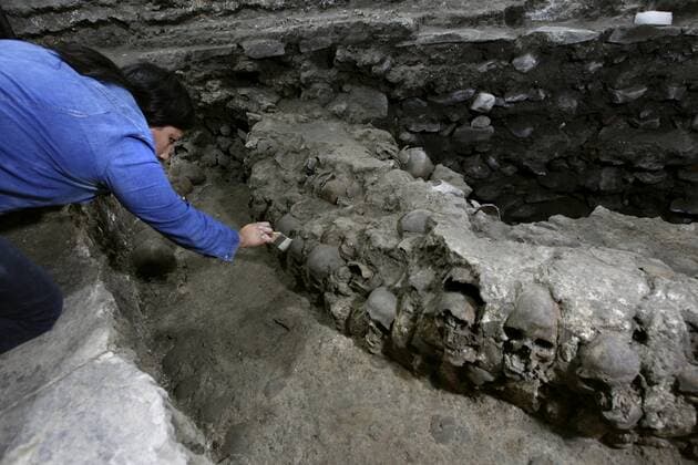 Bilder des Tages Archäologen entdecken Azteken Gebäude in Mexiko A view of the place where Mexican anthropologists found a tower built with cranes in Mexico City, Mexico, 07 July 2017. Mexican archeologists found remains of a tower built with 461 cranes of women, men and children, questioninf the hypotheses that aztechs did only sacrifice young warriors. MACABRE ARHCOLOGICAL FINDING QUESTIONS HYPOTHESES ON AZTECH SACRIFICES !ACHTUNG: NUR REDAKTIONELLE NUTZUNG!  Copyright: xJorgexNúnezx MEX500 20170708-636350717336724236