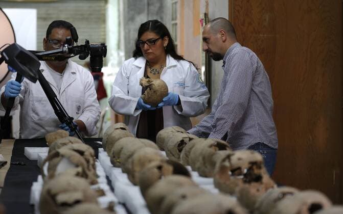 Archäologen entdecken Azteken Gebäude in Mexiko Mexican anthropologists study cranes from a finding in Mexico City, Mexico, 07 July 2017. Mexican archeologists found remains of a tower built with 461 cranes of women, men and children, questioninf the hypotheses that aztechs did only sacrifice young warriors. MACABRE ARHCOLOGICAL FINDING QUESTIONS HYPOTHESES ON AZTECH SACRIFICES !ACHTUNG: NUR REDAKTIONELLE NUTZUNG!  Copyright: xJorgexNúnezx MEX500 20170708-636350717393508964