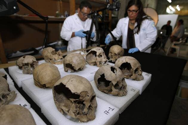 Archäologen entdecken Azteken Gebäude in Mexiko Mexican anthropologists study cranes from a finding in Mexico City, Mexico, 07 July 2017. Mexican archeologists found remains of a tower built with 461 cranes of women, men and children, questioninf the hypotheses that aztechs did only sacrifice young warriors. MACABRE ARHCOLOGICAL FINDING QUESTIONS HYPOTHESES ON AZTECH SACRIFICES !ACHTUNG: NUR REDAKTIONELLE NUTZUNG!  Copyright: xJorgexNúnezx MEX500 20170708-636350717411449194