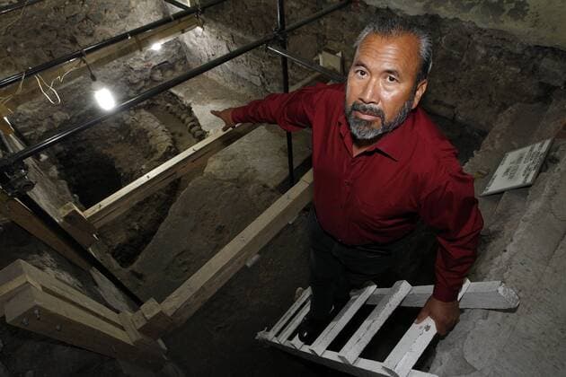 Archäologen entdecken Azteken Gebäude in Mexiko Archeolgist Raul Barrera, responsible of the Urban Archeology programme INAG, shows the place where anthropologists found a tower built with cranes in Mexico City, Mexico, 07 July 2017. Mexican archeologists found remains of a tower built with 461 cranes of women, men and children, questioninf the hypotheses that aztechs did only sacrifice young warriors. MACABRE ARHCOLOGICAL FINDING QUESTIONS HYPOTHESES ON AZTECH SACRIFICES !ACHTUNG: NUR REDAKTIONELLE NUTZUNG!  Copyright: xJorgexNúnezx MEX500 20170708-636350718646517028
