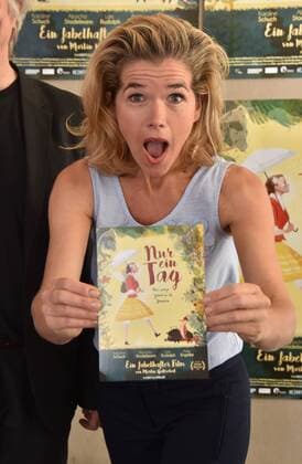 die Schauspielerin Anke Engelke posiert am 08.07.2017 in Köln bei der Premiere des Films Nur ein Tag