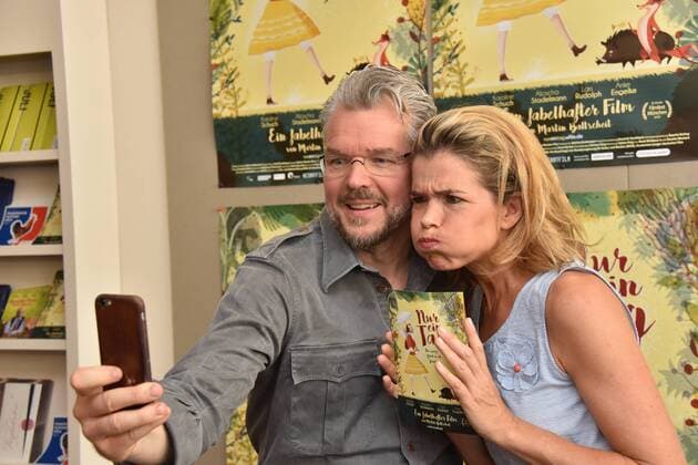 Der Regisseur Martin Baltscheit (l) und die Schauspielerin Anke Engelke (r) posieren und machen ein Selfie am 08.07.2017 in Köln bei der Premiere des Films Nur ein Tag