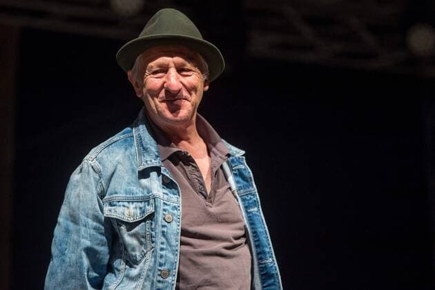 RUTH – Der deutsche Weltmusikpreis wird seit 2002 jährlich am ersten Samstag im Juli während des Rudolstadt-Festivals vergeben. RUTH (Hauptpreis) an Ringsgwandl (DEU) Georg Ringsgwandl ist ein Paradiesvogel mit bayrischem Idiom. Einer, der behauptet, er singe mehr oder weniger grausam – was nicht allein auf die Stimme gemünzt sein dürfte. Ringsgwandl ist ein Seismograph mitmenschlicher Befindlichkeiten und Abgründe. Seit er vor über zwanzig Jahren seinen Brotberuf als Arzt gänzlich an den Nagel hing, provoziert der Musikkabarettist mit schrillem Outfit und bissigen Texten. 27. Rudolstadt Festival - Roots Folk Weltmusik - Länderschwerpunkt Schottland