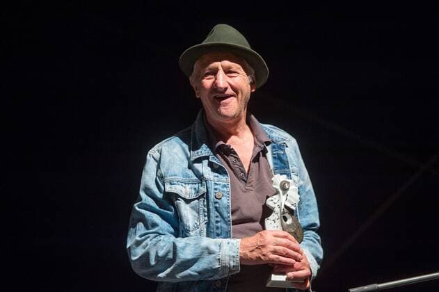 RUTH – Der deutsche Weltmusikpreis wird seit 2002 jährlich am ersten Samstag im Juli während des Rudolstadt-Festivals vergeben. RUTH (Hauptpreis) an Ringsgwandl (DEU) Georg Ringsgwandl ist ein Paradiesvogel mit bayrischem Idiom. Einer, der behauptet, er singe mehr oder weniger grausam – was nicht allein auf die Stimme gemünzt sein dürfte. Ringsgwandl ist ein Seismograph mitmenschlicher Befindlichkeiten und Abgründe. Seit er vor über zwanzig Jahren seinen Brotberuf als Arzt gänzlich an den Nagel hing, provoziert der Musikkabarettist mit schrillem Outfit und bissigen Texten. 27. Rudolstadt Festival - Roots Folk Weltmusik - Länderschwerpunkt Schottland