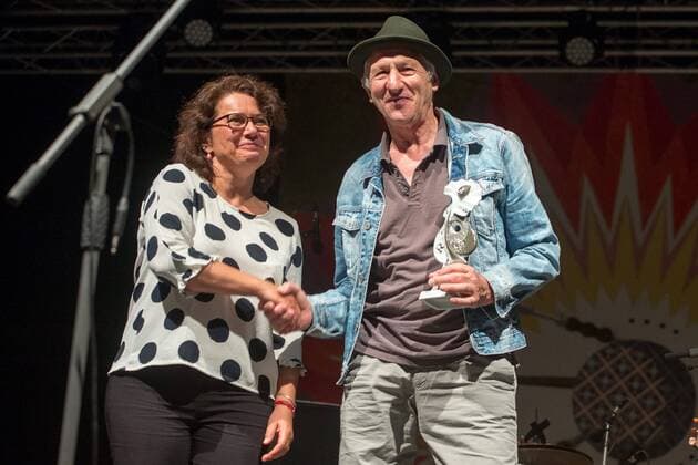 RUTH – Der deutsche Weltmusikpreis wird seit 2002 jährlich am ersten Samstag im Juli während des Rudolstadt-Festivals vergeben. RUTH (Hauptpreis) an Ringsgwandl (DEU) Georg Ringsgwandl ist ein Paradiesvogel mit bayrischem Idiom. Einer, der behauptet, er singe mehr oder weniger grausam – was nicht allein auf die Stimme gemünzt sein dürfte. Ringsgwandl ist ein Seismograph mitmenschlicher Befindlichkeiten und Abgründe. Seit er vor über zwanzig Jahren seinen Brotberuf als Arzt gänzlich an den Nagel hing, provoziert der Musikkabarettist mit schrillem Outfit und bissigen Texten. 27. Rudolstadt Festival - Roots Folk Weltmusik - Länderschwerpunkt Schottland