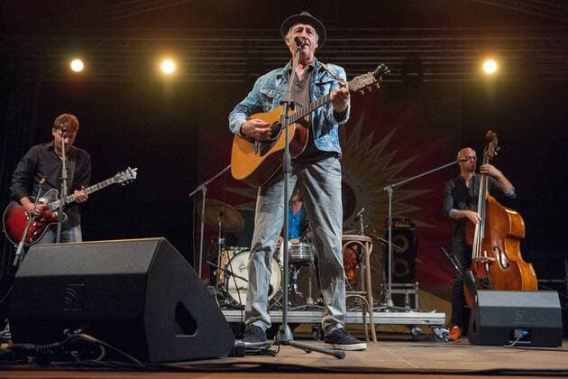 RUTH – Der deutsche Weltmusikpreis wird seit 2002 jährlich am ersten Samstag im Juli während des Rudolstadt-Festivals vergeben. RUTH (Hauptpreis) an Ringsgwandl (DEU) Georg Ringsgwandl ist ein Paradiesvogel mit bayrischem Idiom. Einer, der behauptet, er singe mehr oder weniger grausam – was nicht allein auf die Stimme gemünzt sein dürfte. Ringsgwandl ist ein Seismograph mitmenschlicher Befindlichkeiten und Abgründe. Seit er vor über zwanzig Jahren seinen Brotberuf als Arzt gänzlich an den Nagel hing, provoziert der Musikkabarettist mit schrillem Outfit und bissigen Texten. 27. Rudolstadt Festival - Roots Folk Weltmusik - Länderschwerpunkt Schottland