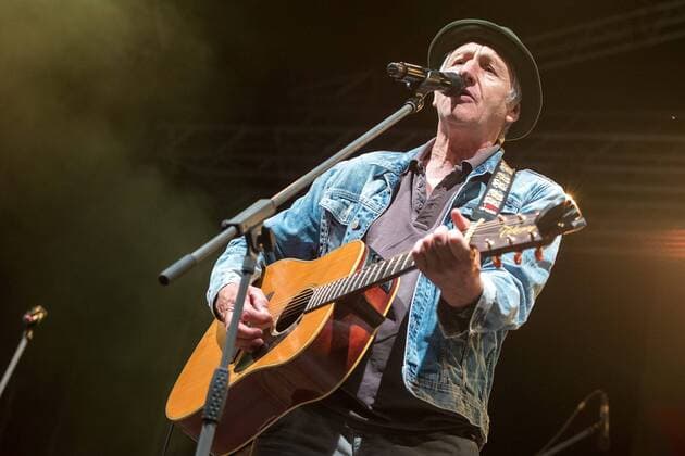 RUTH – Der deutsche Weltmusikpreis wird seit 2002 jährlich am ersten Samstag im Juli während des Rudolstadt-Festivals vergeben. RUTH (Hauptpreis) an Ringsgwandl (DEU) Georg Ringsgwandl ist ein Paradiesvogel mit bayrischem Idiom. Einer, der behauptet, er singe mehr oder weniger grausam – was nicht allein auf die Stimme gemünzt sein dürfte. Ringsgwandl ist ein Seismograph mitmenschlicher Befindlichkeiten und Abgründe. Seit er vor über zwanzig Jahren seinen Brotberuf als Arzt gänzlich an den Nagel hing, provoziert der Musikkabarettist mit schrillem Outfit und bissigen Texten. 27. Rudolstadt Festival - Roots Folk Weltmusik - Länderschwerpunkt Schottland
