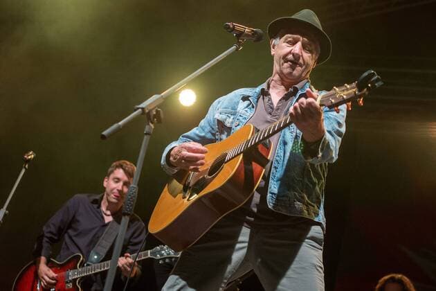 RUTH – Der deutsche Weltmusikpreis wird seit 2002 jährlich am ersten Samstag im Juli während des Rudolstadt-Festivals vergeben. RUTH (Hauptpreis) an Ringsgwandl (DEU) Georg Ringsgwandl ist ein Paradiesvogel mit bayrischem Idiom. Einer, der behauptet, er singe mehr oder weniger grausam – was nicht allein auf die Stimme gemünzt sein dürfte. Ringsgwandl ist ein Seismograph mitmenschlicher Befindlichkeiten und Abgründe. Seit er vor über zwanzig Jahren seinen Brotberuf als Arzt gänzlich an den Nagel hing, provoziert der Musikkabarettist mit schrillem Outfit und bissigen Texten. 27. Rudolstadt Festival - Roots Folk Weltmusik - Länderschwerpunkt Schottland