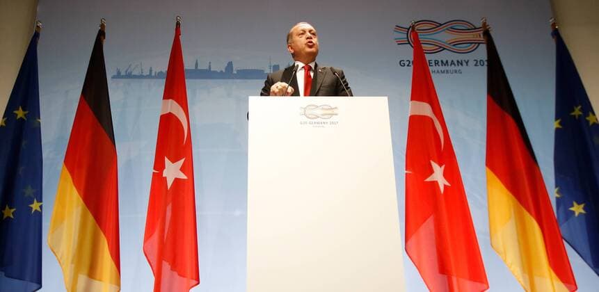 Recep Tayip Erdogan (Präsident Türkei). Recep Tayip Erdogan (President of Turkey). Um ihn herum die Flaggen von Deutschland, der Türkei und der Europäischen Union, EU. Symbolbild, Symbolfoto, Beitrittsverhandlungen, EU-Beitritt., News, Politik, G20-Gipfel in Hamburg, xtgx