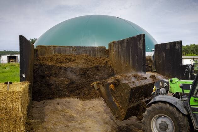 IMAGO Nature: Unsere Erde, Energiequellen, Biomasse Ein Radlader laedt auf einem Bauernhof Dung in eine Biogasanlage. Lanke, 10.07.2017. Lanke Deutschland Copyright: xThomasxTrutschel photothek.netx