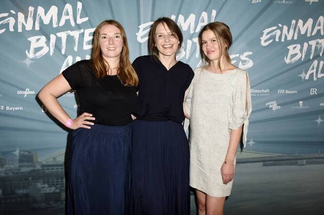 Madeleine Fricke, Helena Hufnagel und Sina Flammang bei der Premiere des Kinofilms Einmal Bitte Alles im Kino am Sendlinger Tor. München, 10.07.2017 Foto:xP.xSchönbergerx xFuturexImage