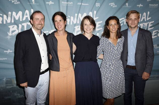 Christian Füllmich, Julia Rappold, Helena Hufnagel, Natalie Lambsdorff und Torben Maas bei der Premiere des Kinofilms Einmal Bitte Alles im Kino am Sendlinger Tor. München, 10.07.2017 Foto:xP.xSchönbergerx xFuturexImage