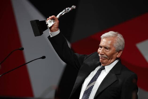 Mexican actor Jose Carlos Ruiz raises his Ariel award for best actor for the movie Almacenados during the 59th edition of the Ariel 2017 Awards, held at the Palacio de Bellas Artes of Mexico City, Mexico, 11 July 2017. 59th Edition of the Ariel Awards in Mexico !ACHTUNG: NUR REDAKTIONELLE NUTZUNG!  Copyright: xJorgexNunezx MEX43 20170712-636354409931694374