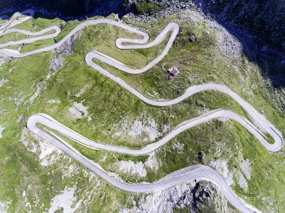 CHE, Schweiz, Airolo, 07.07.2017: Die Suedrampe des alten Gotthardpass, alte Passstrasse im Val Tremola. Die Strasse ist serpentinenreich und ueber weite Strecken gepflastert. Â