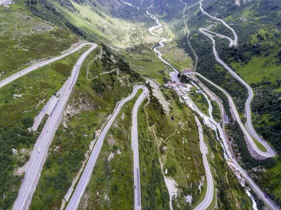 CHE, Schweiz, Gletsch, 07.07.2017: Der Grimselpass (2164 Meter) ist ein Schweizer Strassenpass in den Berner Alpen und verbindet das Berner Oberland mit dem Oberwallis. Im Tal liegt Gletsch, rechts der Furkapass. Â