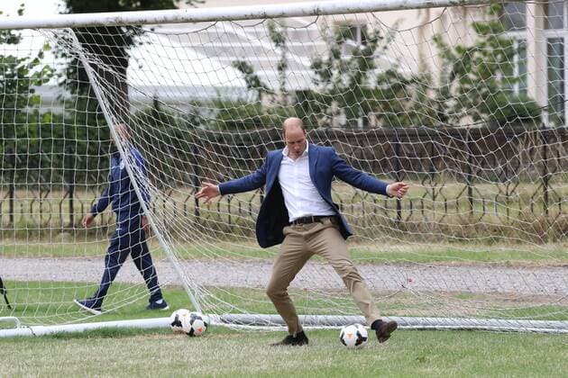 . 13 07 2017. London, United Kingdom. The Duke of Cambridge with the England Women football team and local schoolchildren after a reception at Kensington Palace in London to wish the team good luck in the forthcoming UEFA Women s Euro 2017 tournament in the Netherlands.  xStephenxLockx xi-Imagesx IIM-15554-0017
