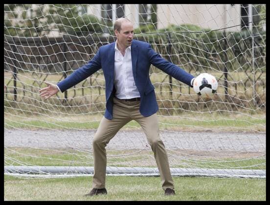 Entertainment Bilder der Woche Themen der Woche . 13 07 2017. London, United Kingdom. The Duke of Cambridge has a go in goal during a kick about with the England Women football team in the grounds of Kensington Palace in London after a reception to wish the team good luck in the forthcoming UEFA Women s Euro 2017 tournament in the Netherlands.  xStephenxLockx xi-Imagesx IIM-15554-0043
