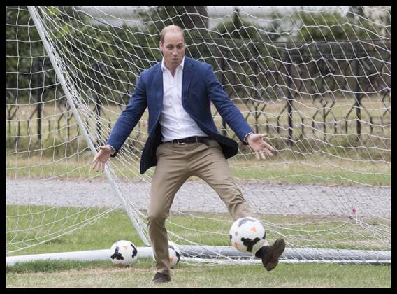 . 13 07 2017. London, United Kingdom. The Duke of Cambridge has a go in goal during a kick about with the England Women football team in the grounds of Kensington Palace in London after a reception to wish the team good luck in the forthcoming UEFA Women s Euro 2017 tournament in the Netherlands.  xStephenxLockx xi-Imagesx IIM-15554-0044