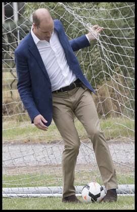 . 13 07 2017. London, United Kingdom. The Duke of Cambridge has a go in goal during a kick about with the England Women football team in the grounds of Kensington Palace in London after a reception to wish the team good luck in the forthcoming UEFA Women s Euro 2017 tournament in the Netherlands.  xStephenxLockx xi-Imagesx IIM-15554-0052