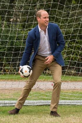 219349 Papixs Starface 2017-07-13 London Royaume Uni Le Prince William joue au football au Kensington Palace - PAP07171739 The Duke of Cambridge goes in goal as a member of the Wildcats Girls football programme takes a shot as he hosts a reception for the England Women football team at Kensington Palace in London. Prince William Duc de Cambridge (Angleterre)  Copyright: xPapixsx xStarfacex STAR_219349_009