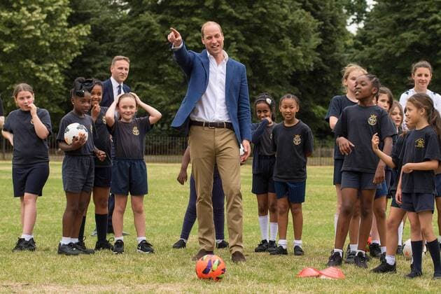 219349 Papixs Starface 2017-07-13 London Royaume Uni Le Prince William joue au football au Kensington Palace - PAP07171739 The Duke of Cambridge goes in goal as a member of the Wildcats Girls football programme takes a shot as he hosts a reception for the England Women football team at Kensington Palace in London. Prince William Duc de Cambridge (Angleterre)  Copyright: xPapixsx xStarfacex STAR_219349_010