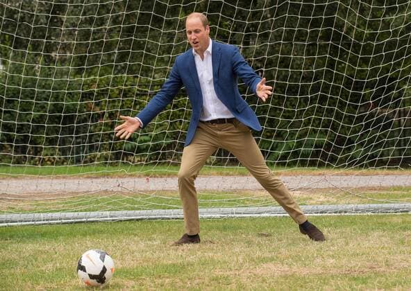 219349 Papixs Starface 2017-07-13 London Royaume Uni Le Prince William joue au football au Kensington Palace - PAP07171739 The Duke of Cambridge goes in goal as a member of the Wildcats Girls football programme takes a shot as he hosts a reception for the England Women football team at Kensington Palace in London. Prince William Duc de Cambridge (Angleterre)  Copyright: xPapixsx xStarfacex STAR_219349_011