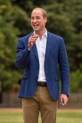 219349 Papixs Starface 2017-07-13 London Royaume Uni Le Prince William joue au football au Kensington Palace - PAP07171739 The Duke of Cambridge goes in goal as a member of the Wildcats Girls football programme takes a shot as he hosts a reception for the England Women football team at Kensington Palace in London. Prince William Duc de Cambridge (Angleterre)  Copyright: xPapixsx xStarfacex STAR_219349_013