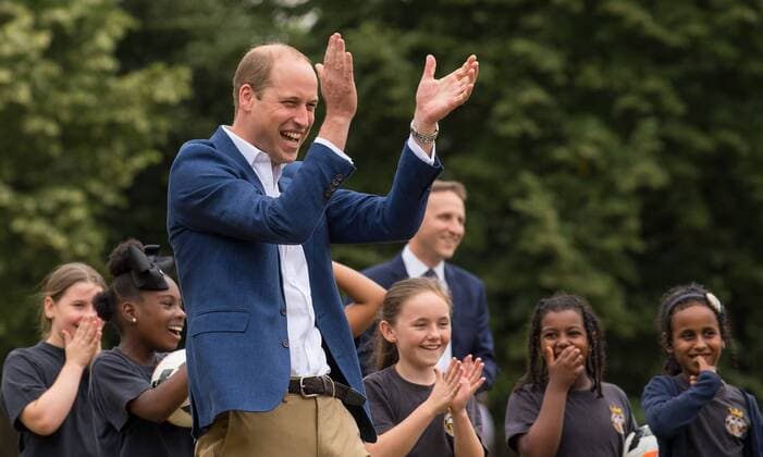 219349 Papixs Starface 2017-07-13 London Royaume Uni Le Prince William joue au football au Kensington Palace - PAP07171739 The Duke of Cambridge goes in goal as a member of the Wildcats Girls football programme takes a shot as he hosts a reception for the England Women football team at Kensington Palace in London. Prince William Duc de Cambridge (Angleterre)  Copyright: xPapixsx xStarfacex STAR_219349_014