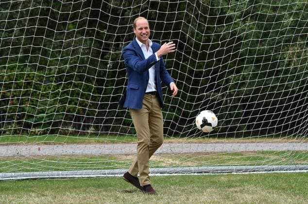 219349 Papixs Starface 2017-07-13 London Royaume Uni Le Prince William joue au football au Kensington Palace - PAP07171739 The Duke of Cambridge goes in goal as a member of the Wildcats Girls football programme takes a shot as he hosts a reception for the England Women football team at Kensington Palace in London. Prince William Duc de Cambridge (Angleterre)  Copyright: xPapixsx xStarfacex STAR_219349_015
