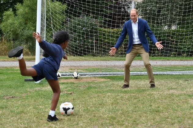 219349 Papixs Starface 2017-07-13 London Royaume Uni Le Prince William joue au football au Kensington Palace - PAP07171739 The Duke of Cambridge goes in goal as a member of the Wildcats Girls football programme takes a shot as he hosts a reception for the England Women football team at Kensington Palace in London. Prince William Duc de Cambridge (Angleterre)  Copyright: xPapixsx xStarfacex STAR_219349_016