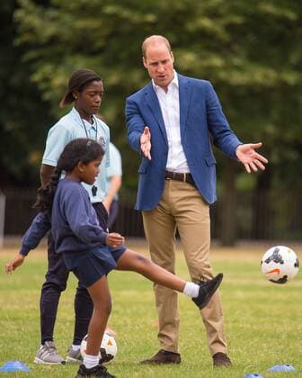 219349 Papixs Starface 2017-07-13 London Royaume Uni Le Prince William joue au football au Kensington Palace - PAP07171739 The Duke of Cambridge goes in goal as a member of the Wildcats Girls football programme takes a shot as he hosts a reception for the England Women football team at Kensington Palace in London. Prince William Duc de Cambridge (Angleterre)  Copyright: xPapixsx xStarfacex STAR_219349_017