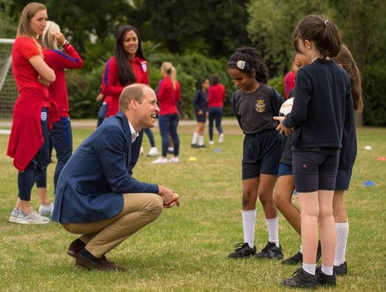 219349 Papixs Starface 2017-07-13 London Royaume Uni Le Prince William joue au football au Kensington Palace - PAP07171739 The Duke of Cambridge goes in goal as a member of the Wildcats Girls football programme takes a shot as he hosts a reception for the England Women football team at Kensington Palace in London. Prince William Duc de Cambridge (Angleterre)  Copyright: xPapixsx xStarfacex STAR_219349_018