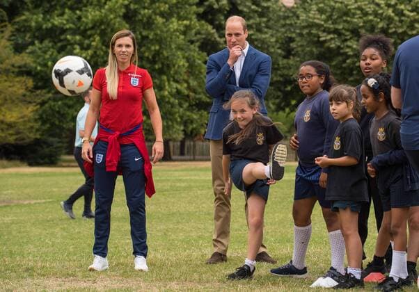 219349 Papixs Starface 2017-07-13 London Royaume Uni Le Prince William joue au football au Kensington Palace - PAP07171739 The Duke of Cambridge goes in goal as a member of the Wildcats Girls football programme takes a shot as he hosts a reception for the England Women football team at Kensington Palace in London. Prince William Duc de Cambridge (Angleterre)  Copyright: xPapixsx xStarfacex STAR_219349_019