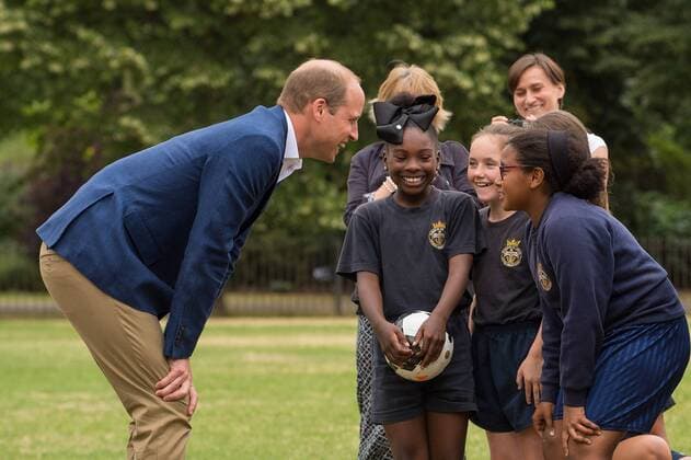 219349 Papixs Starface 2017-07-13 London Royaume Uni Le Prince William joue au football au Kensington Palace - PAP07171739 The Duke of Cambridge goes in goal as a member of the Wildcats Girls football programme takes a shot as he hosts a reception for the England Women football team at Kensington Palace in London. Prince William Duc de Cambridge (Angleterre)  Copyright: xPapixsx xStarfacex STAR_219349_020